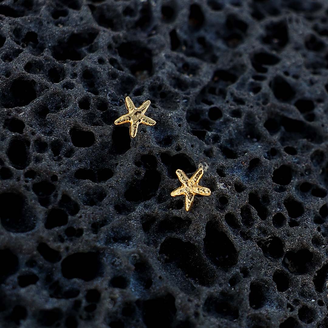 送料税込【AMY O】Tri Star Dainty Stud Earrings☆ピアス (2色) Dainty Earrings, Tiny Silver Stud Earrings, Celestial